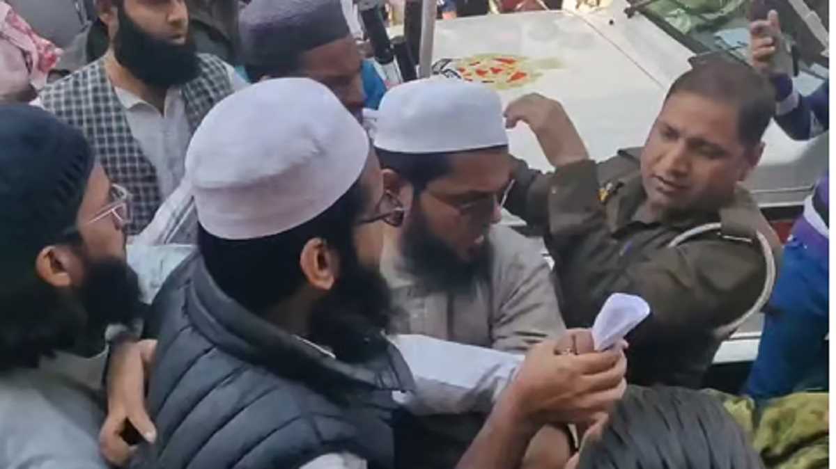 झांसी में एनआईए की छापेमारी पर हंगामा, मदरसा टीचर मुफ्ती खालिद को हिरासत में लिया